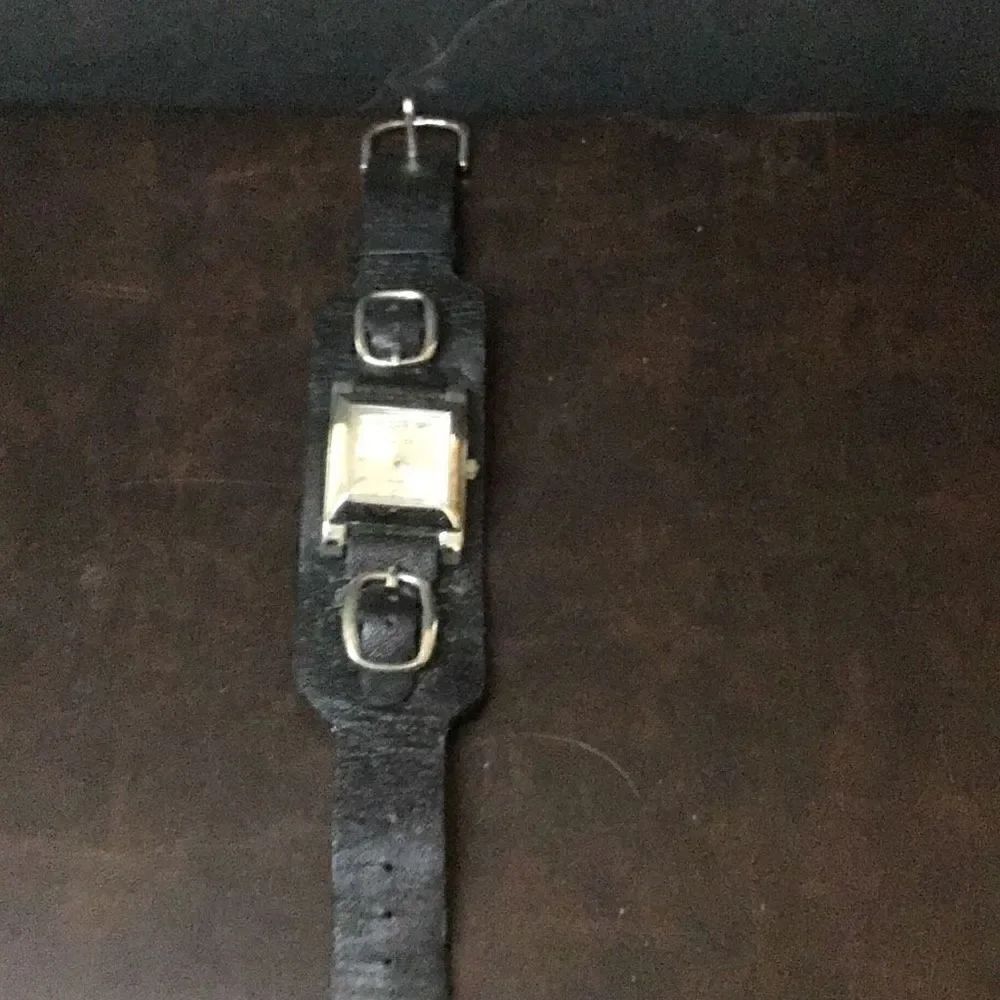 Watch black band with buckles needs battery